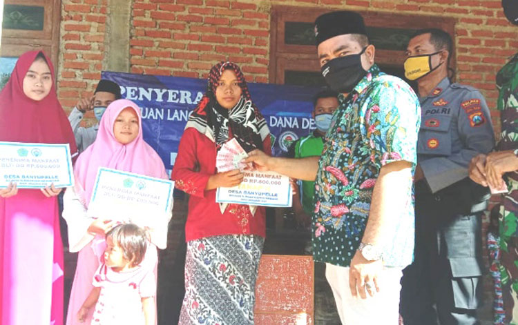 Pembagian BLT Dana Desa sebesar 600 ribu per KK bertempat di rumah kepala Desa Banyupelle.