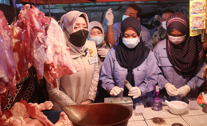 Bupati Mojokerto, Ikfina Fahmawati, saat memantau ketersediaan sembako jelang Hari Raya Idulfitri 1443 H.