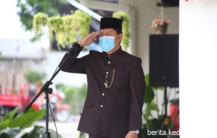 Inspektur Upacara, Sekretaris Daerah Kabupaten Kediri, Dede Sujana , S.Sos., M.Si. (foto: ist.)