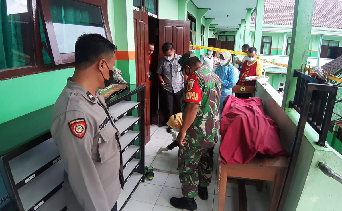 Petugas Polsek Srengat saat melakukan olah TKP dan identifikasi.