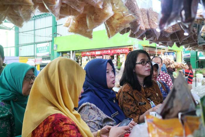 Sidak salah di pasar Oro Oro Dowo Kota Malang, dalam rangka pemantauan HET beras dan garam di pasaran, Senin (02/10). 