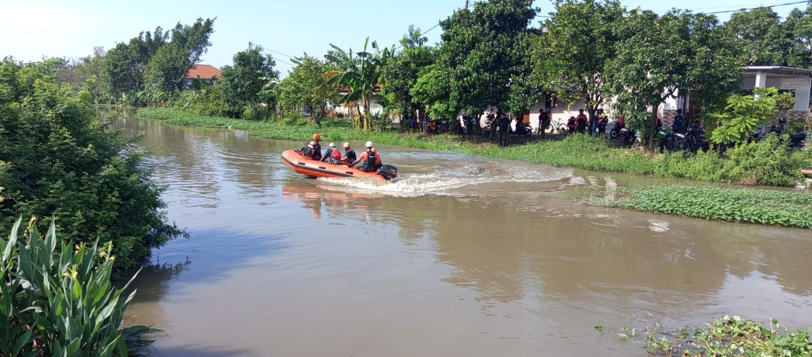 Tim gabungan saat melakukan upaya pencarian korban