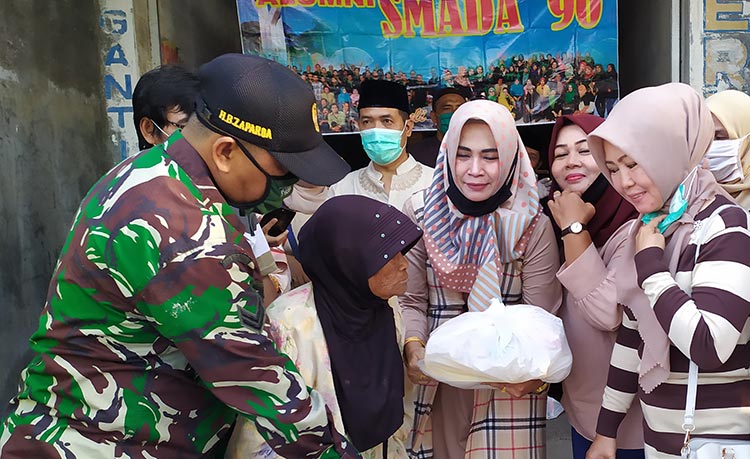 Suasana pembagian sembako kepada seorang nenek oleh Ketua Panitia Baksos Alumni Smada Pamekasan Angkatan 90.