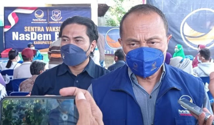 Ketua DPD NasDem Kabupaten Kediri, Lutfi Mahmudiono (kanan), saat memberi keterangan kepada awak media. Foto: Ist