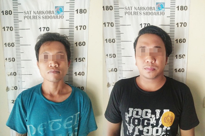 Kedua tersangka pengguna sabu, Sunardi (kaos biru) dan Yosi.
