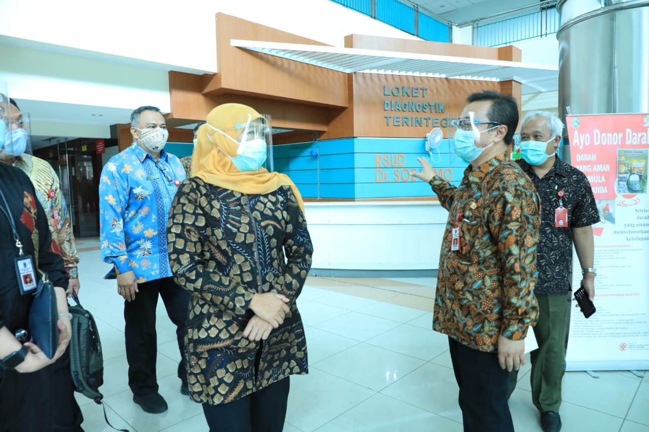 Gubernur Jawa Timur Khofifah Indar Parawansa meresmikan Instalasi Gawat Darurat (IGD) khusus penyakit menular di RSUD Dr. Soetomo Surabaya, Minggu (6/12/2020). Foto: ist/bangsaonline.com.