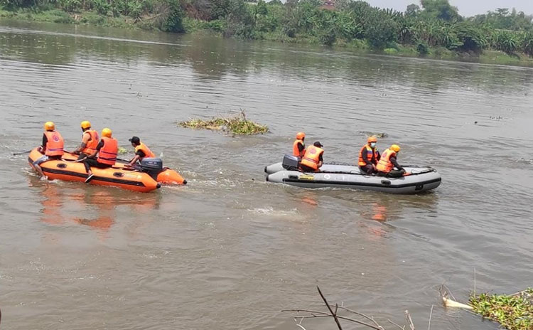 Proses pencarian korban tenggelam di Sungai Brantas. (foto: ist)