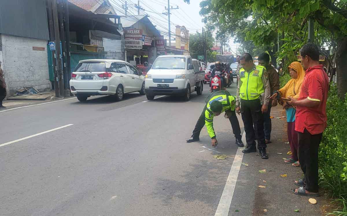 Petugas saat olah TKP di Jalan Raya Lebo, Sidoarjo.