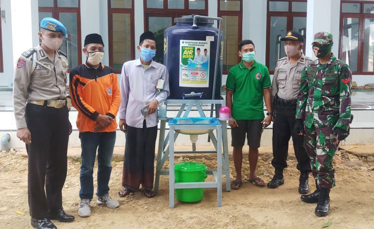 Gugus Tugas Percepatan Penanganan Covid-19 saat membaagikan tandon cuci tangan di masjid-masjid kecamatan Proppo, Pamekasan. 