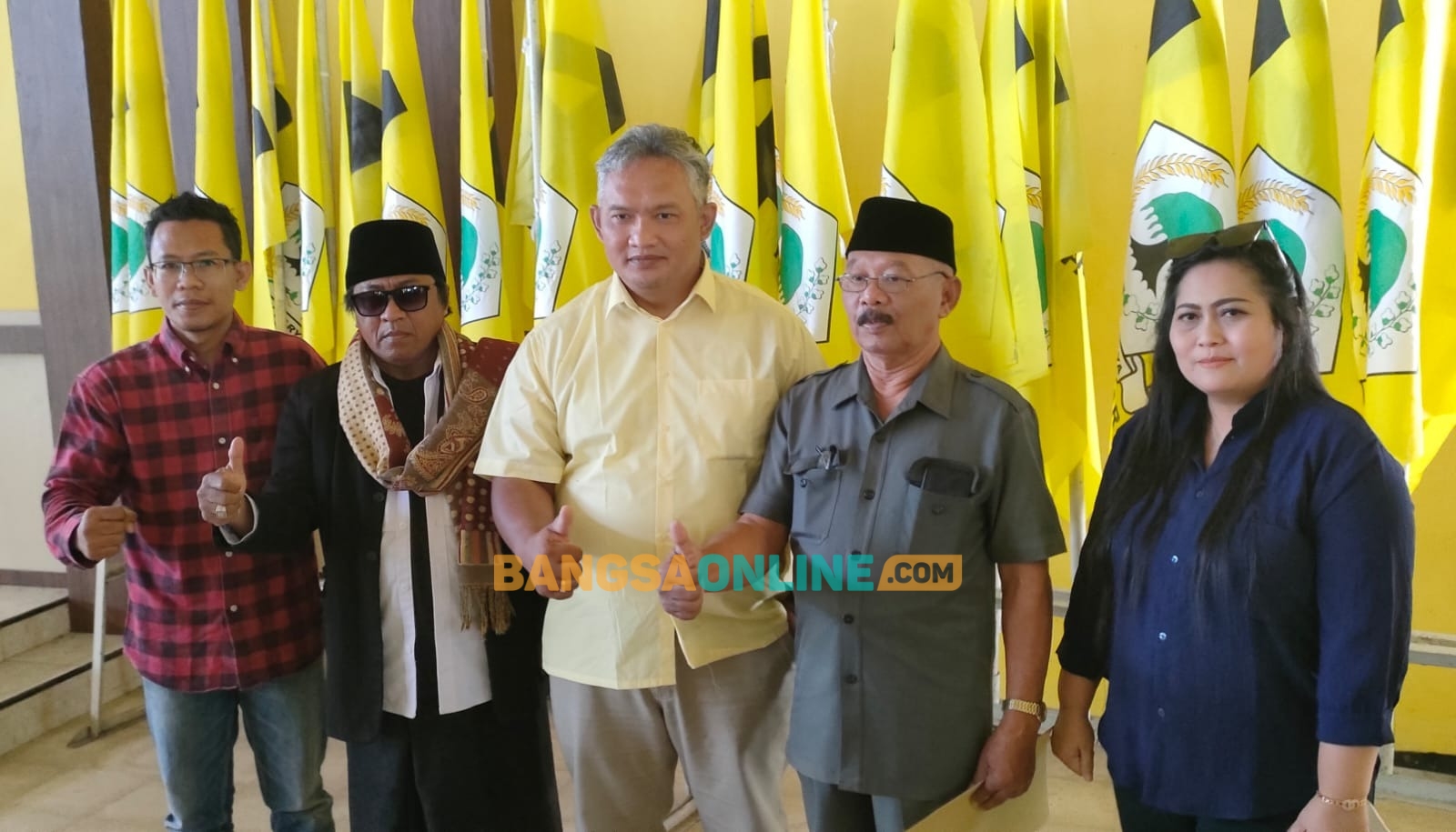Bacawabup Kediri Ari Purnomo Adi (tengah) bersama Tim saat diterima Pengurus DPD Partai Golkar Kabupaten Kediri. FOTO: Muji Harjita/BANGSAONLINE