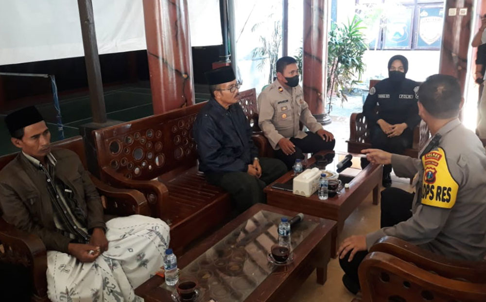 Kapolsek Galis Iptu Jupriyadi didampingi Kepala Desa Bulay saat mendatangi kediaman terduga pelaku, Kamis (18/08/2022).