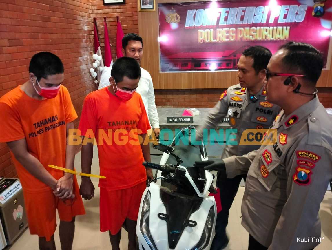 Pelaku beserta barang bukti dihadirkan di konferensi pers Polres Pasuruan. Foto: Andy Fachrudin/BANGSAONLINE