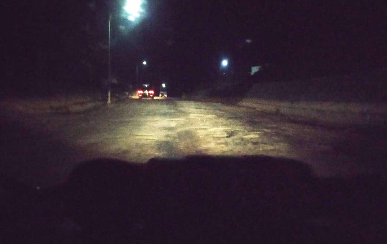 Kondisi badan jalan yang belum teraspal.