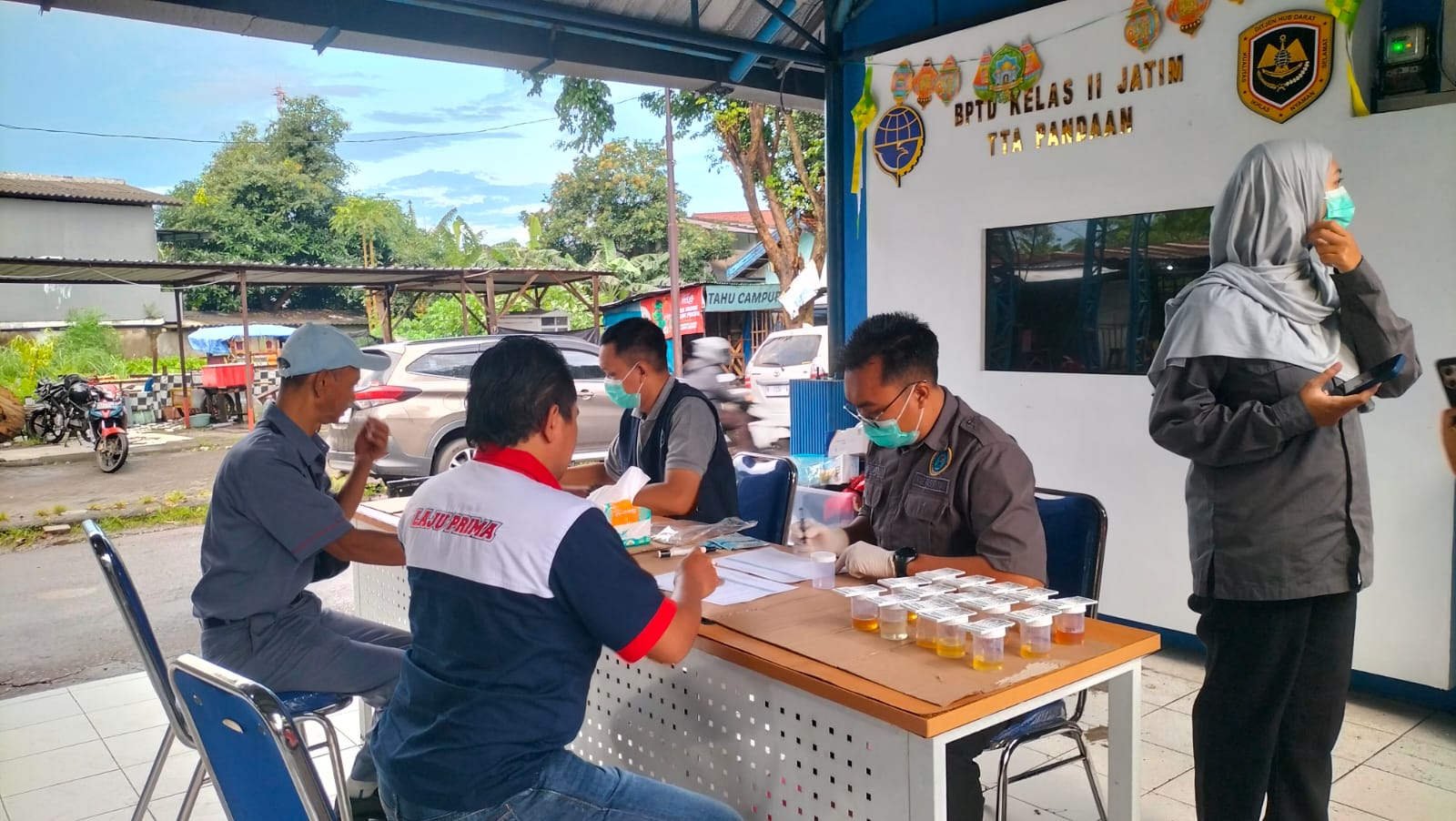  Anggota BNNK Pasuruan saat melaksanakan tes urine mendadak