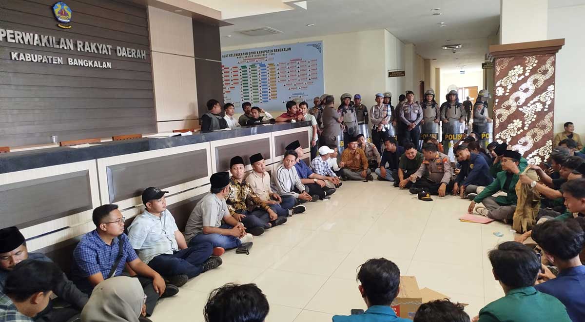 Ketua DPRD Bangkalan, Dedy Yusuf, bersama sejumlah anggota dewan menerima aspirasi mahasiswa.