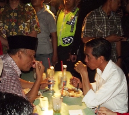 HM. Buchori MSi dan Joko Widodo saat makan bersama, di Probolinggo. foto:andi siradjudin/BANGSAONLINE