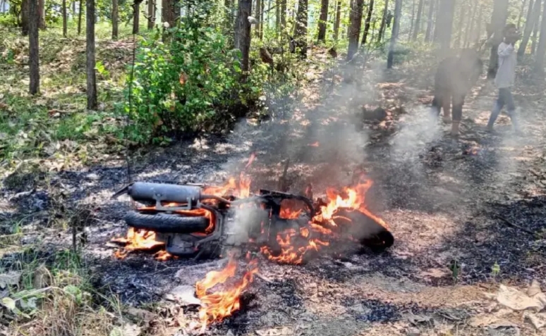 Motor Honda Vario yang dikendarai remaja di Temayang Bojonegoro hangus terbakar usai alami kecelakaan tunggal