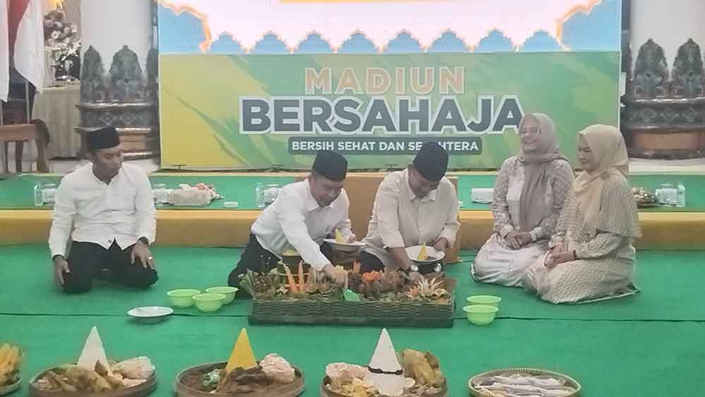 Usai refleksi, tasyakuran genap setahun tersebut dilanjutkan dengan pemotongan tumpeng dan sahur bersama. Foto: Hendro Suhartono.