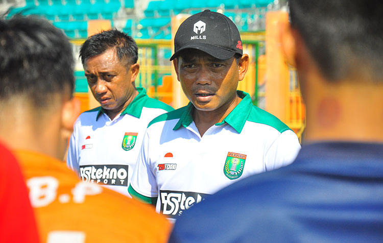 SELEKSI: Sebanyak 26 pemain mengikuti seleksi lanjutan tim Persibo Bojonegoro yang dipimpin M. Fachrudin dan dua asistennya. (foto: EKY NURHADI/BANGSAONLINE)