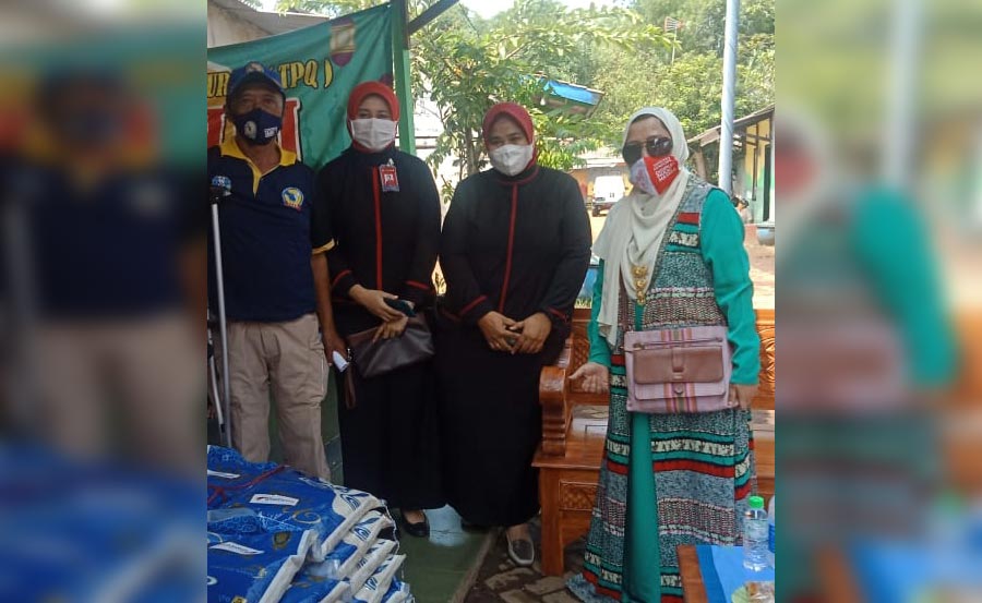 Ketua HKTI Pasuruan Raya, Nikmah Jamilah Halim (paling kanan) saat bersama warga.