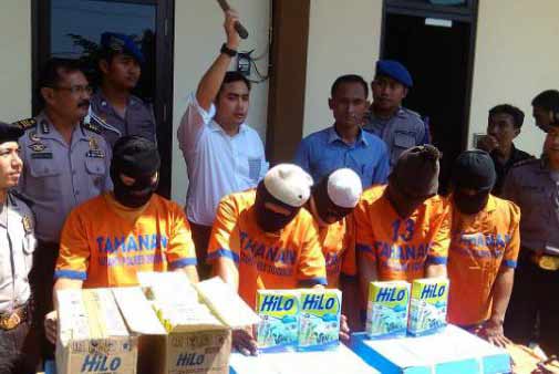 PEMBAJAK. Anggota komplotan pembajak truk kontainer saat diamankan beserta barang bukti (BB) hasil kejahatannya di Mapolres Sidoarjo, Selasa (18/8). (foto: nanang ichwan/BANGSAONLINE)