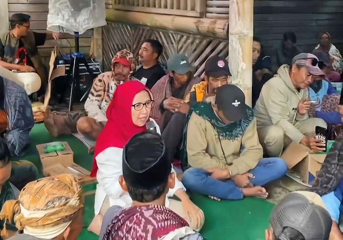 Calon Bupati Lumajang, Indah Amperwati saat berdialog bersama warga Ranupani.