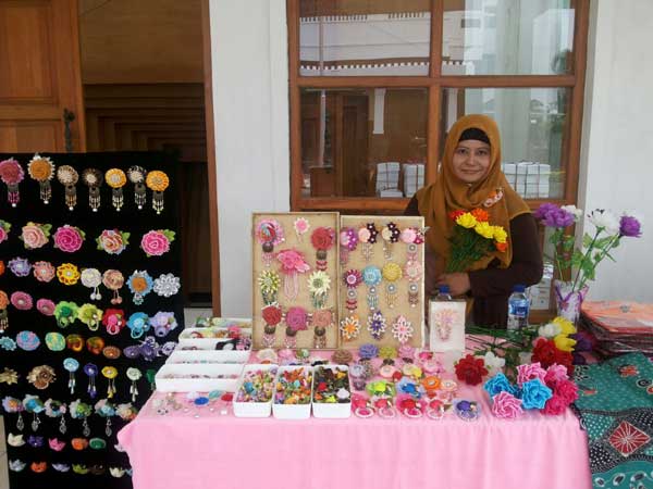 Fifi Yussetya Rahmawati dengan karyanya, saat pameran di Malang. foto: istimewa