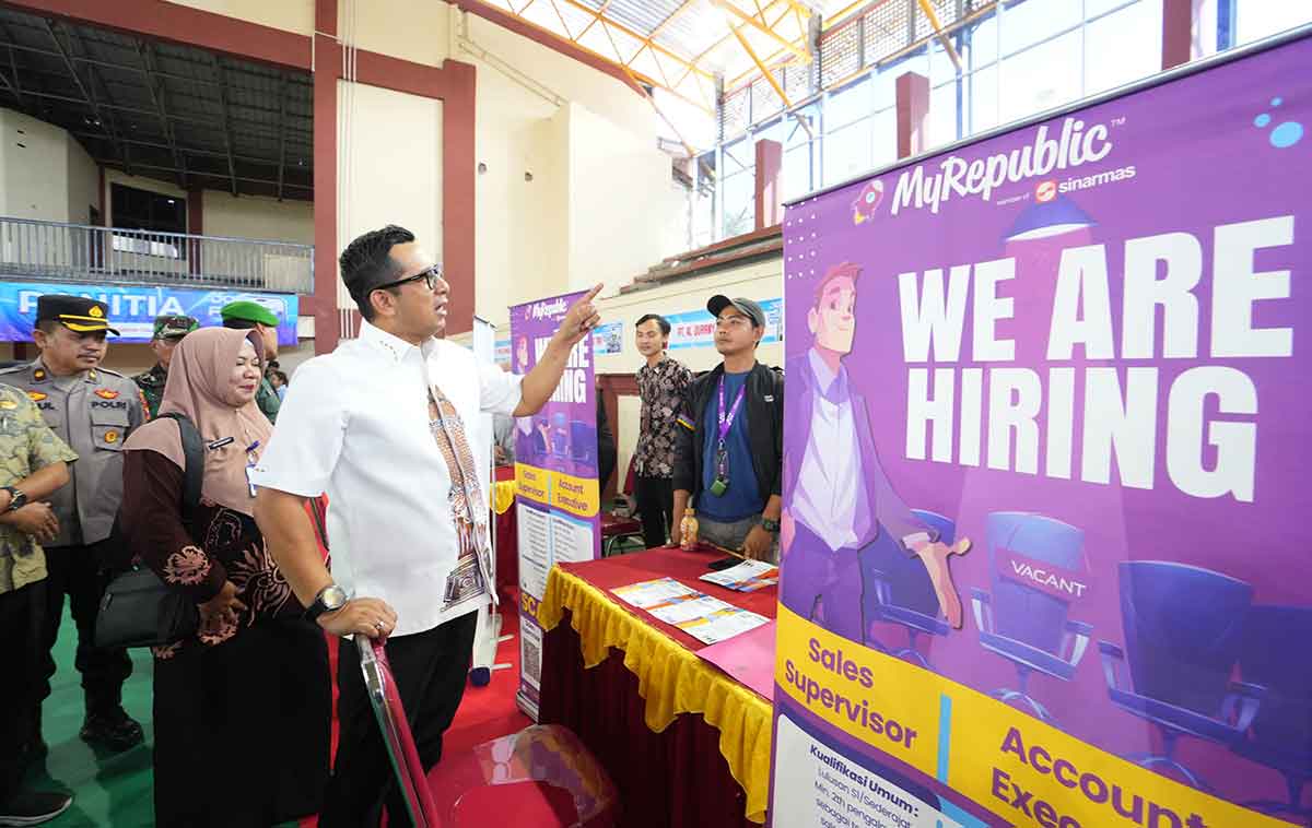 Pj Wali Kota Mojokerto saat meninjau pelaksanaan Job Fair.