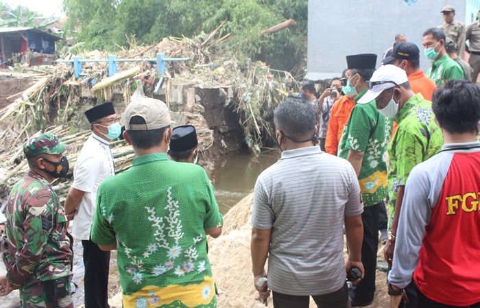 Jembatan di Ngerong yang putus usai diterjang banjir.