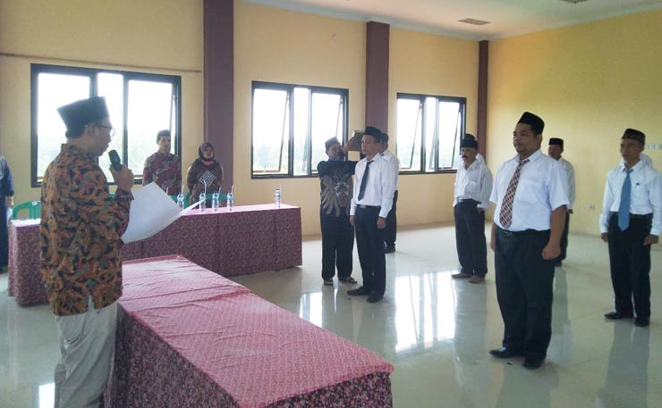 Pelantikan anggota PPS untuk Pilbup Mojokerto. Jarak antar mereka direnggangkan 2 meter untuk mengantisipasi penyebaran virus Corona.