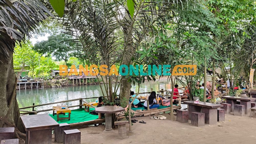 Para pengunjung sumber Gundi saat sedang menikmati kuliner ditepi sumber yang asri. Foto: Muji Harjita/BANGSAONLINE