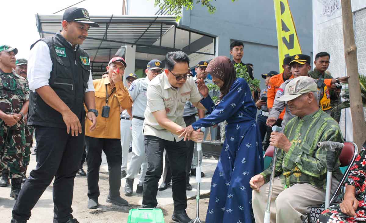 Pj Gubernur Jatim, Adhy Karyono, saat menyapa pemudik di Ngawi.