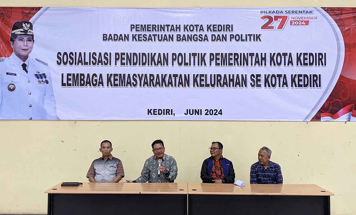 Plt Kepala Bakesbangpol Kota Kediri, Tanto Widjohari (pegang mik), saat memberi sambutan. Foto: Ist