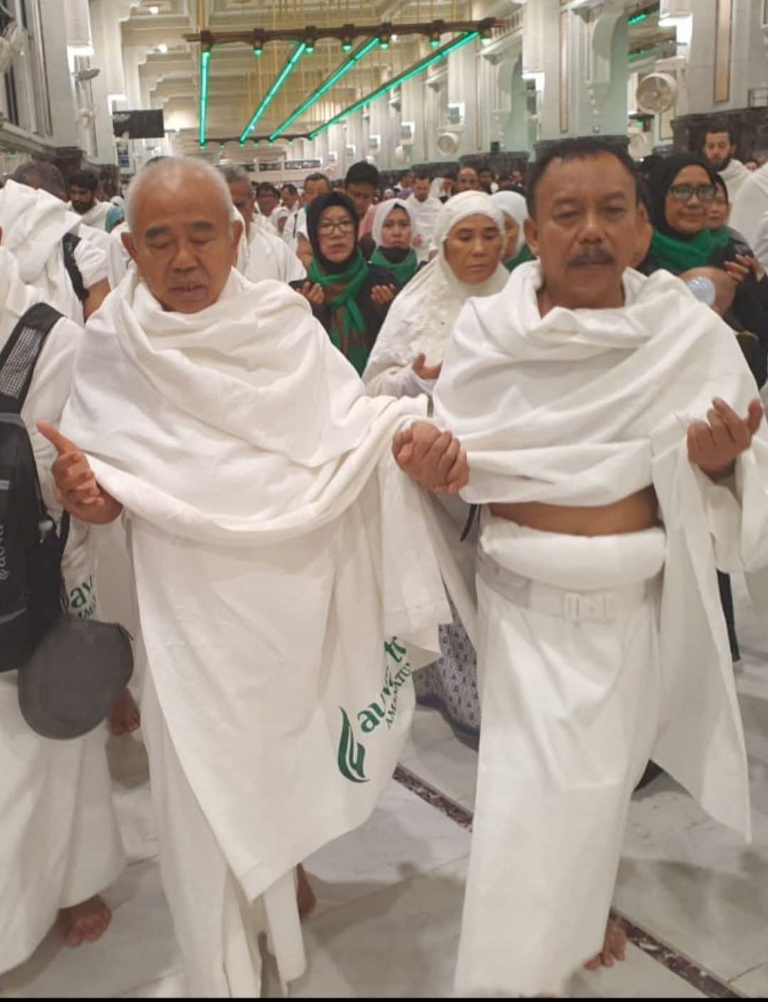 Prof Dr KH Asep Saifuddin Chalim, MA bersama M. Mas;ud Adnan saat berdoa usai melaksanakan sya