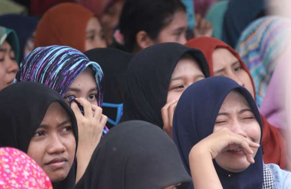 Tampak beberapa mahasiswa berlinang air mata saat salah satu temannya bercerita tentang jerih payah orang tuanya. (foto: BANGSAONLINE)