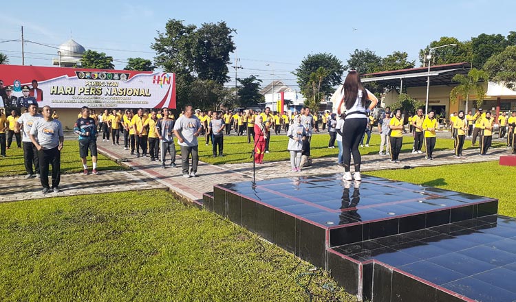 Suasana senam bersama di halaman Mapolres Mojokerto dalam rangka peringatan HPN 2020.