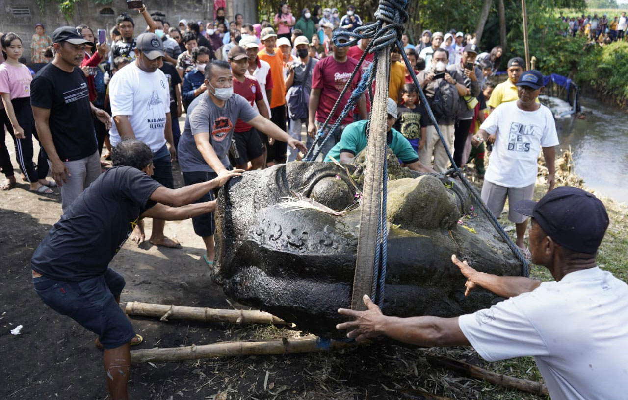 Proses pengangkatan arca pentul dari dasar Sungai Kranggan. Foto: Ist.