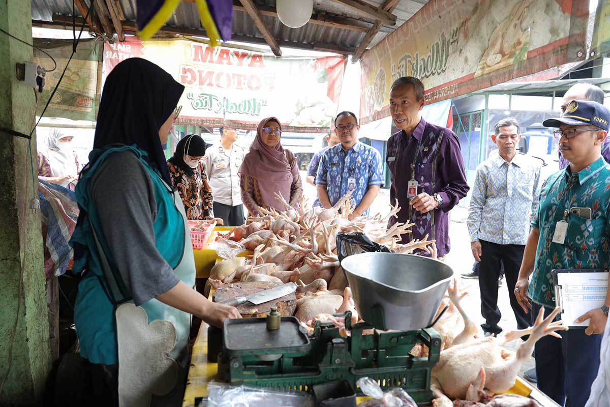 Kepala Dinas Ketahanan Pangan dan Pertanian Kota Kediri, Moh.Ridwan, saat melakukan sidak di Pasar Setonobetek. Foto: Ist.