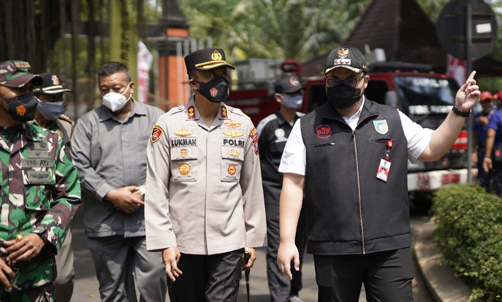 Bupati Hanindhito Himawan Pramana (kanan) bersama Kapolres AKBP Lukman Cahyono, Ketua DPRD Dodi Purwanto, dan Dandim 0809 Letkol Inf. Rully Eko Suryawan saat meninjau kesiapan pasukan. foto: ist.