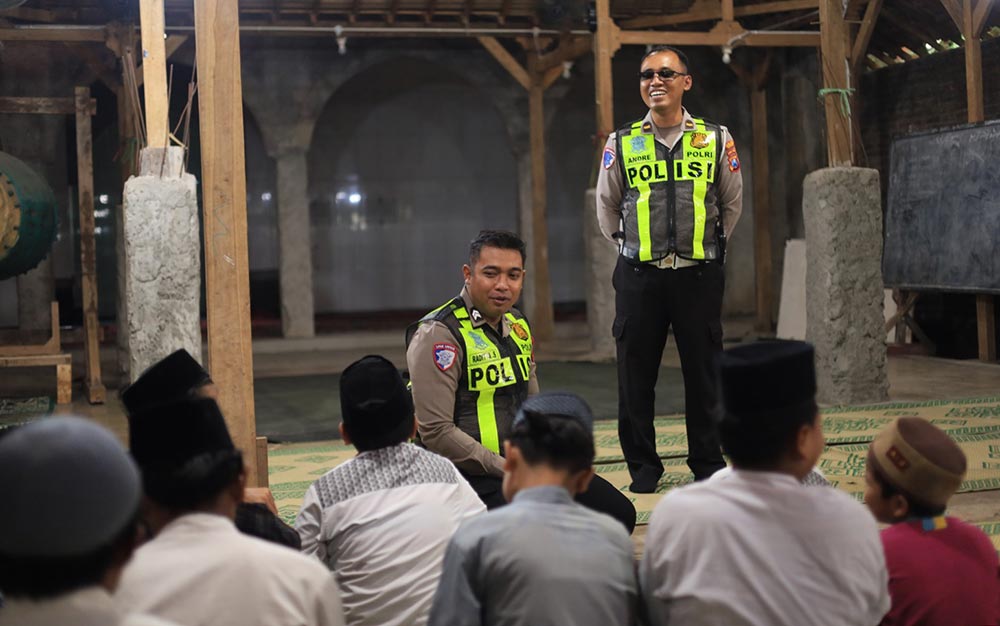 Kanit Kamsel Satlantas Polres Gresik, Ipda Andreas Dwi Anggoro, memberikan edukasi tertib berlalu lintas kepada santri Ponpes Salafiyyah Nurul Ulum. Foto: Ist.