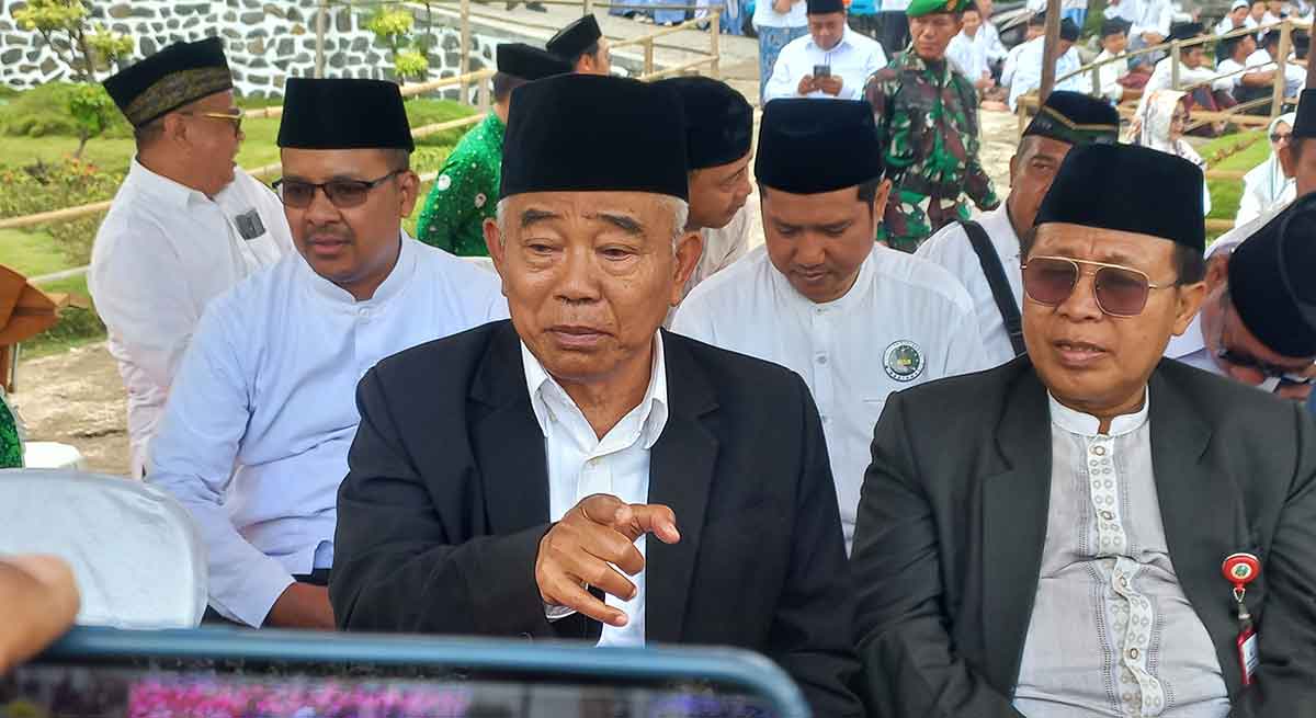 Kiai Asep saat memberikan keterangan pers di peringatan Hari Santri 2025.