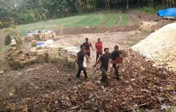Proses evakuasi dua bocah kembar yang ditemukan tak bernyawa di Sungai Pacal Bojonegoro