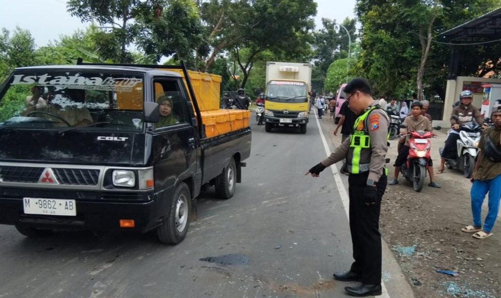 Polisi saat berada di TKP laka yang menewaskan mahasiswi asal Pamekasan