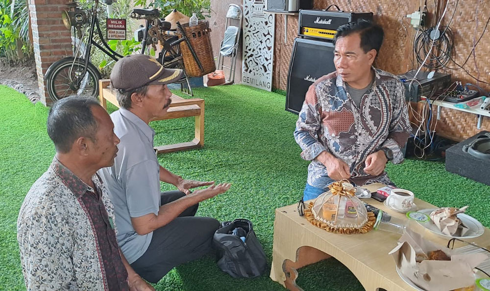 Dua peserta aksi demo sampah (kiri) saat bertemu Kepala DLHK Sidoarjo Bahrul Amig, Jumat (22/12/2023). Foto: Ist.