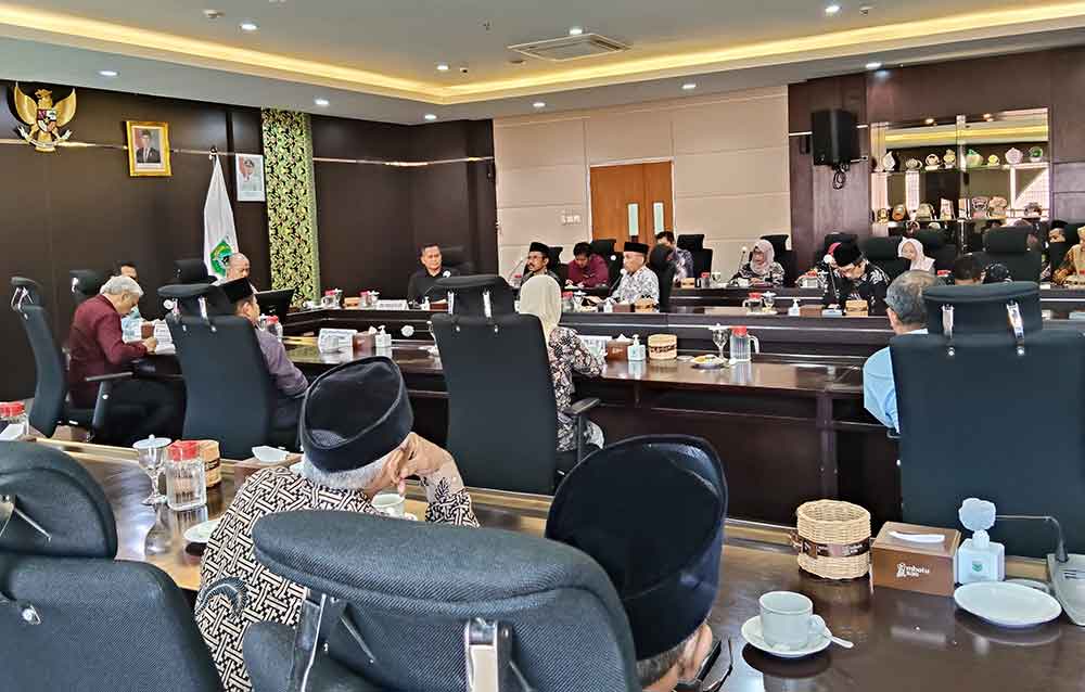 Suasana rapat koordinasi Wali Kota Batu Nurochman dengan berbagai pihak untuk menjaga kondusifitas di Kota Batu.