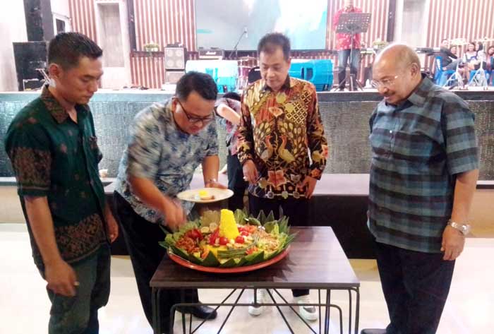 Prosesi potong tumpeng sebagai tanda dibukanya hotel New AIL.