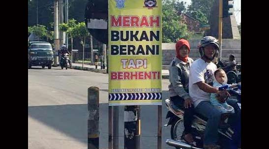 Imbauan Polres Nganjuk di beberapa traffic light.