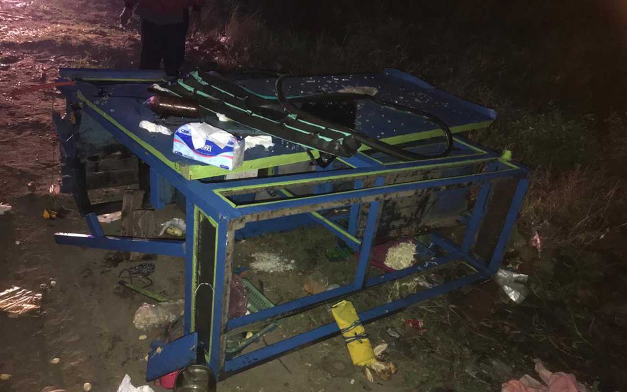 Gerobak nasi goreng hancur tergeletak usai ditabrak mobil boks di  di Jalan Raya Jabaran, Balongbendo, Rabu (29/11/2023).
