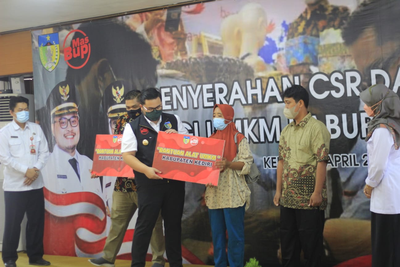 Bupati Kediri Hanindhito Himawan Pramana saat menyerahkan CSR BUMD kepada pelaku UMKM di Pendopo Panjalu Jayati. foto: ist.
