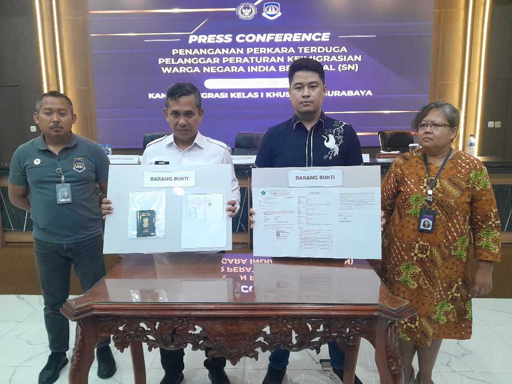 Kantor Imigrasi Surabaya menunjukkan barang bukti terkait perkara WNA India, SN, Jumat (15/5/2026). foto: Mustain/BANGSAONLINE
